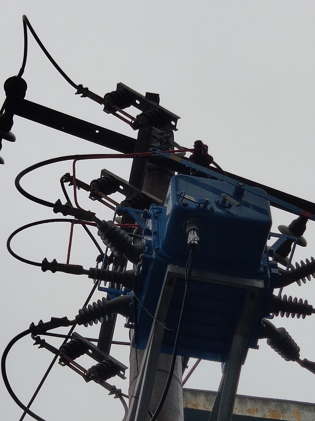 (zw20-12户外高压真空断路器调试中)