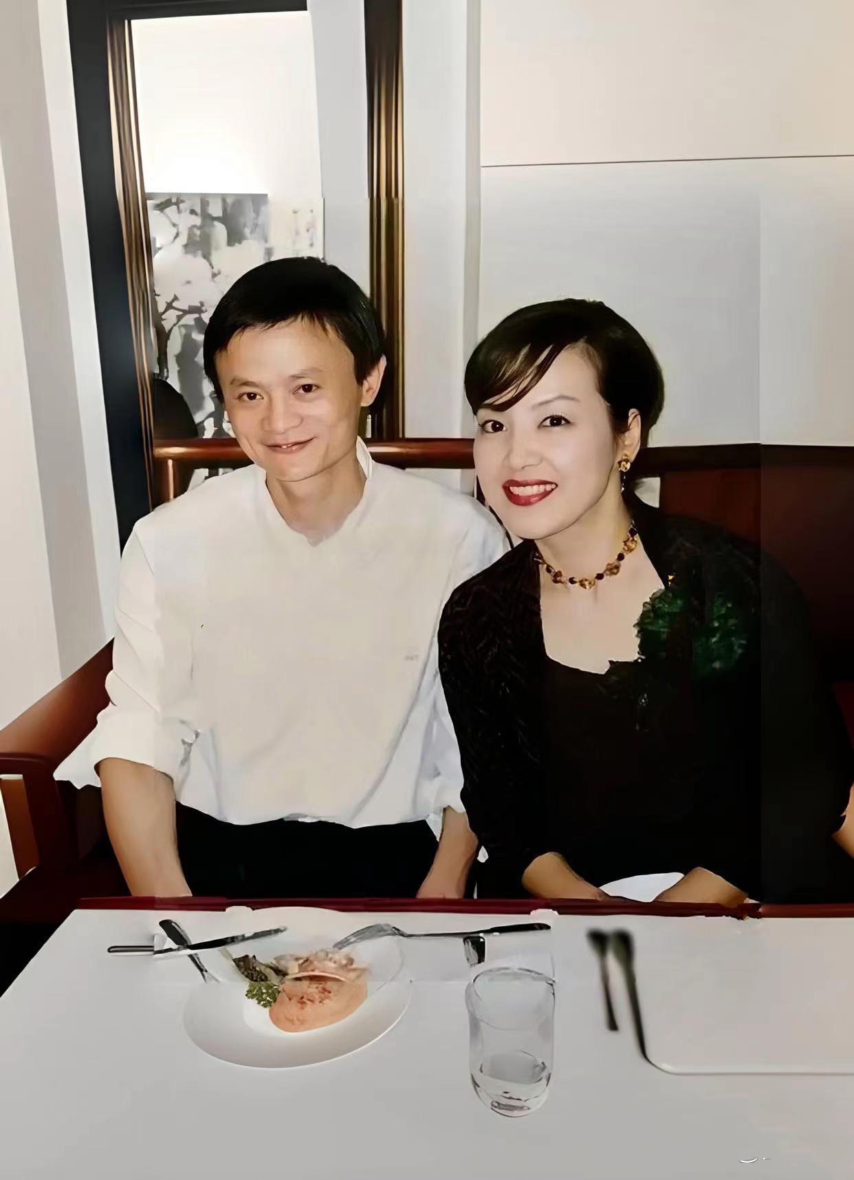 在90年代的某个珍贵瞬间,青春洋溢的马云与风靡一时的日本影视巨星