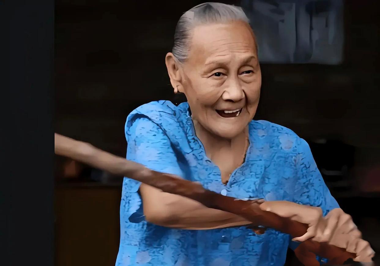 在2015年的一个寻常日子里,湖南一位年逾百岁的银发老太太,拄着拐杖