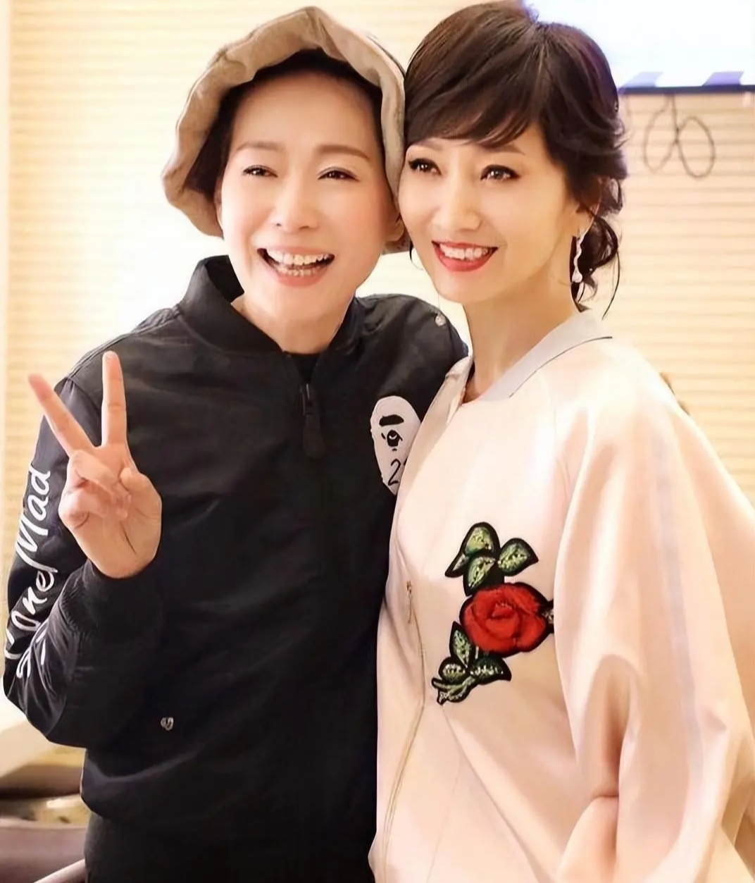 最近许仙和白素贞的扮演者叶童与赵雅芝合体出现在嘉人活动上,叶童给