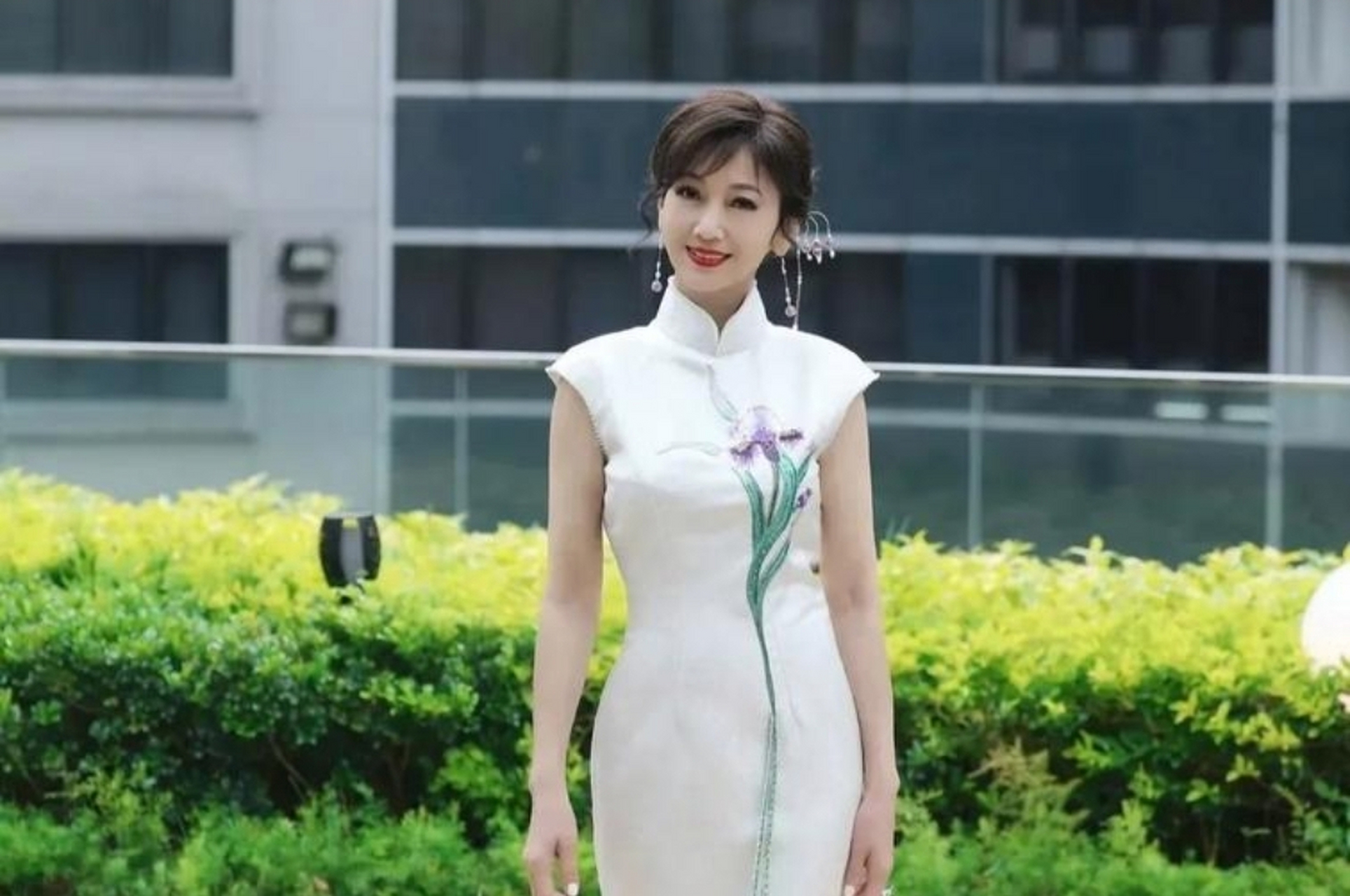 同样的赵雅芝,同样的旗袍,在不一样的相机和灯光下,居然是天壤之别.