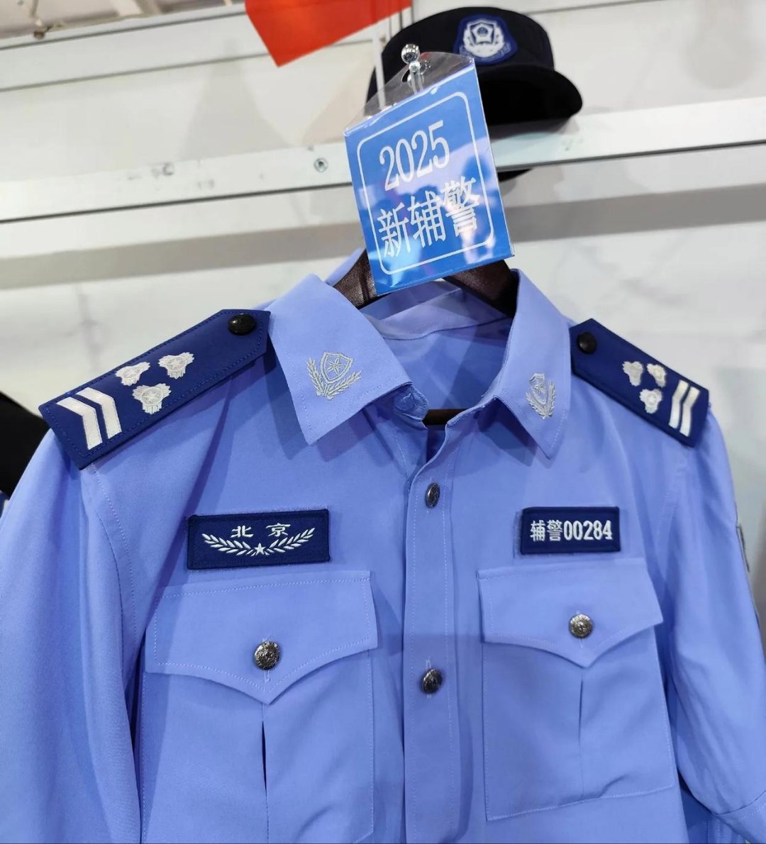 新款辅警制服,开始在全国铺开,辅警的地位也跟着水涨船高