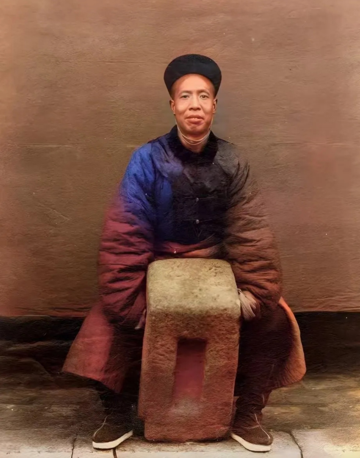 清朝时期,举石是武举考试中的重要一项,所以平日里武官们都会对举石