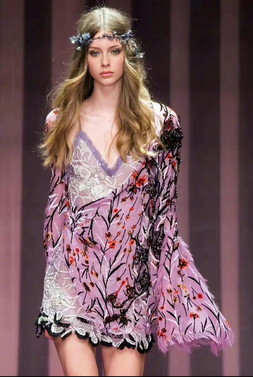 荷兰模特 气质清冷,宛如花仙子坠入人间, 很难不心动～  每套服装精致