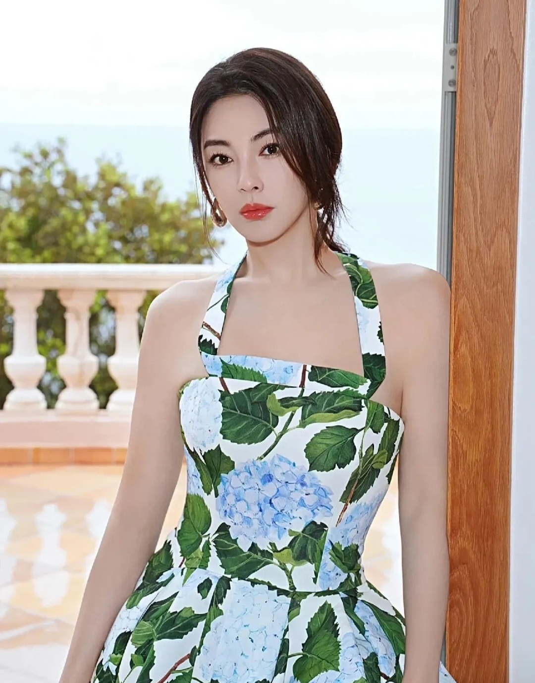 张雨绮身着繁花裙,肌肤嫩得仿佛能掐出水来