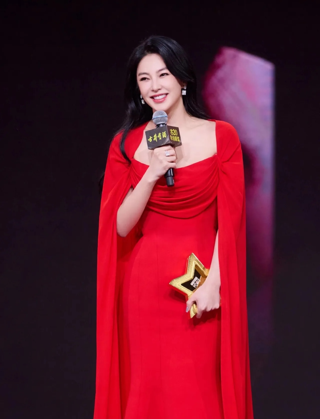 张雨绮一袭红裙亮眼吸睛,披肩设计尽显霸气