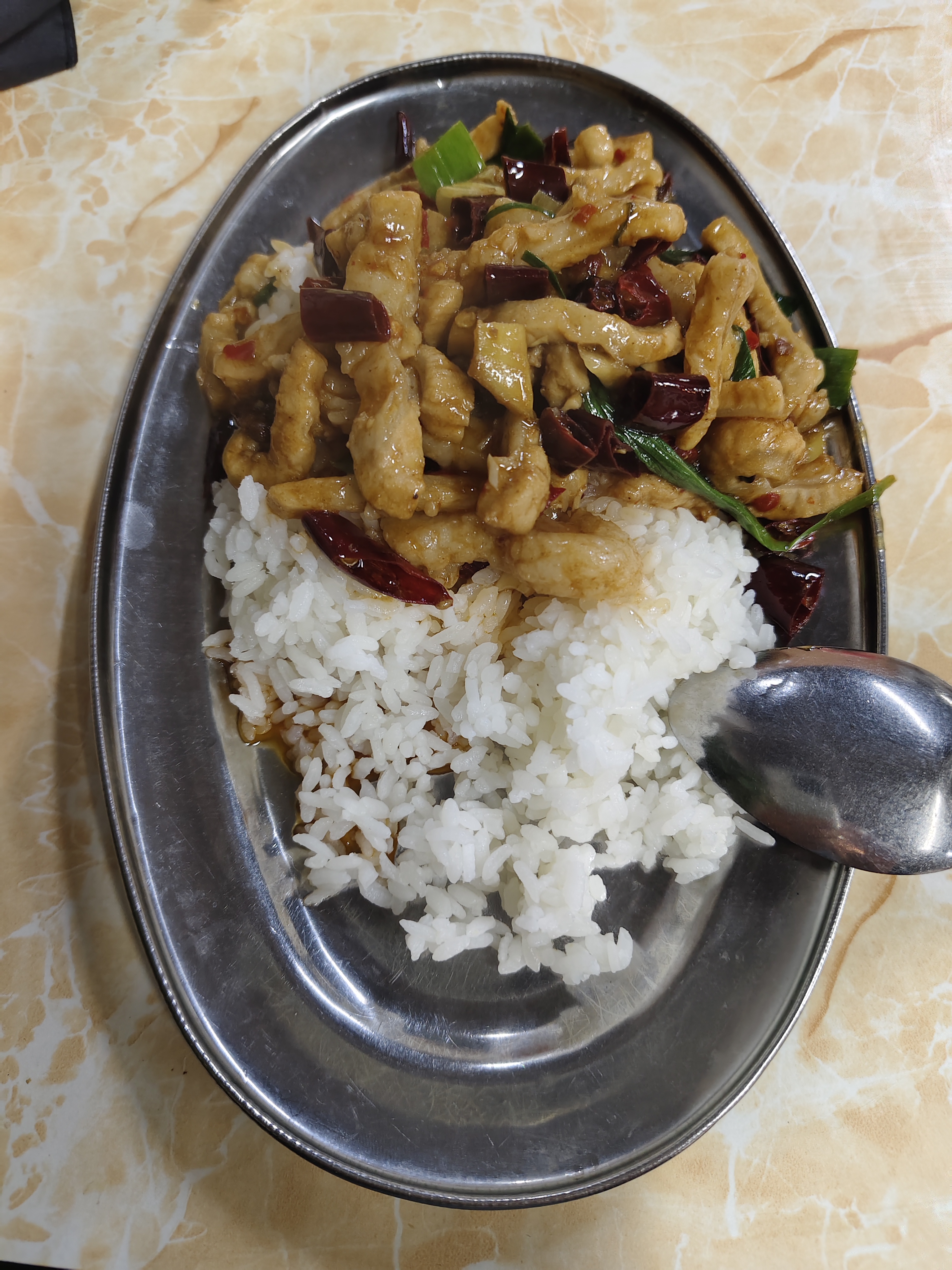 旅行路上的美食#板筋盖饭是一道具有独特风味的美食,尤其在贵阳地区