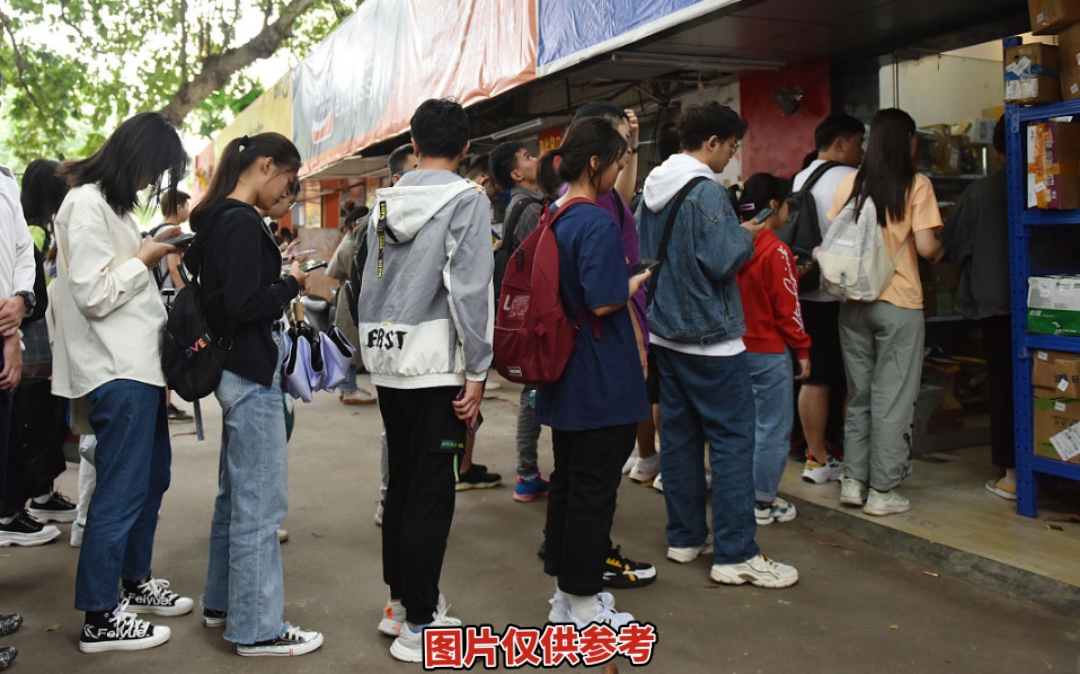 将手机放在拖鞋中,鬼鬼祟祟的混在排队买东西的人群中,想方设法的靠近