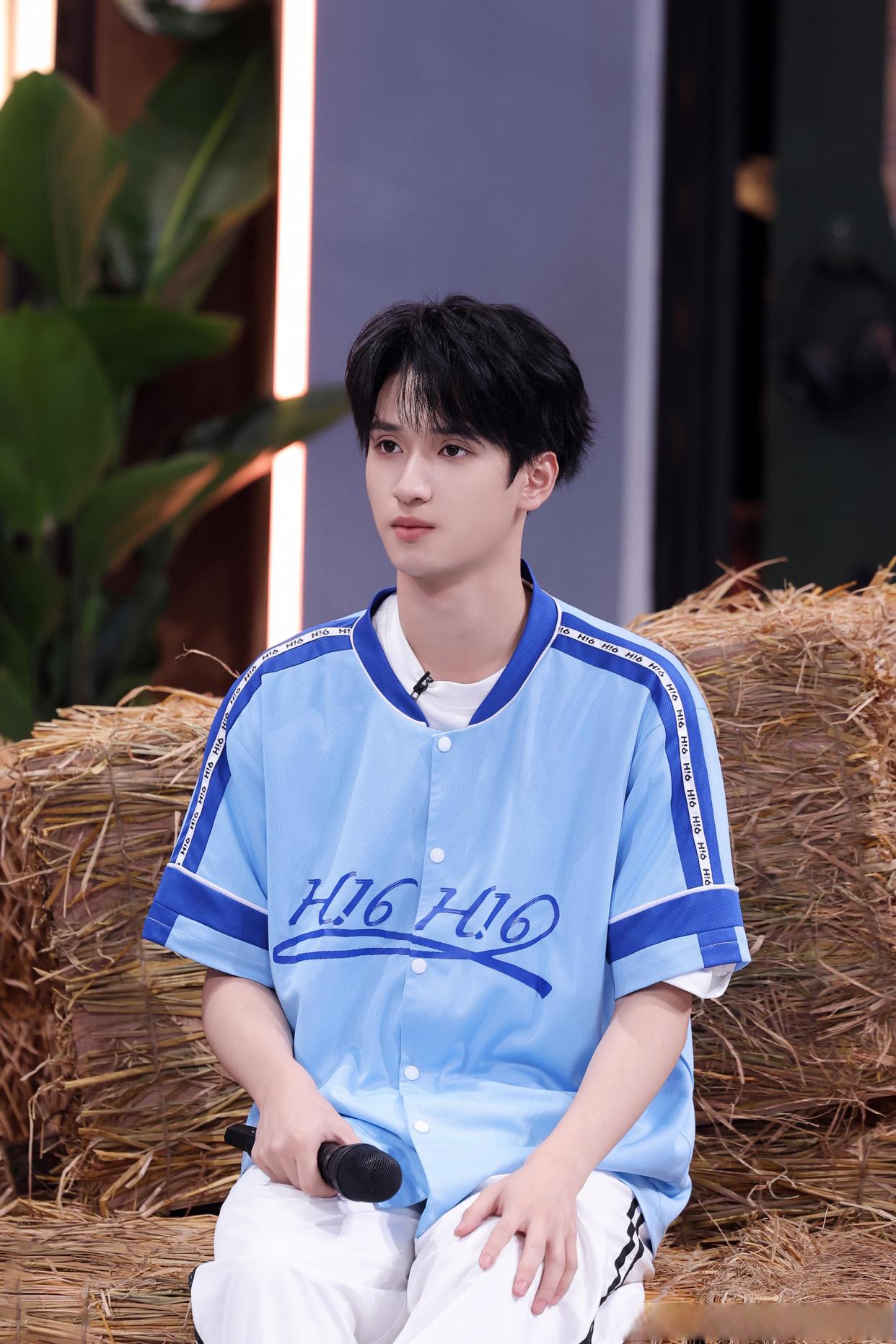 严浩翔今日份帅气亮相,舞台上的他光芒四射,魅力无限!