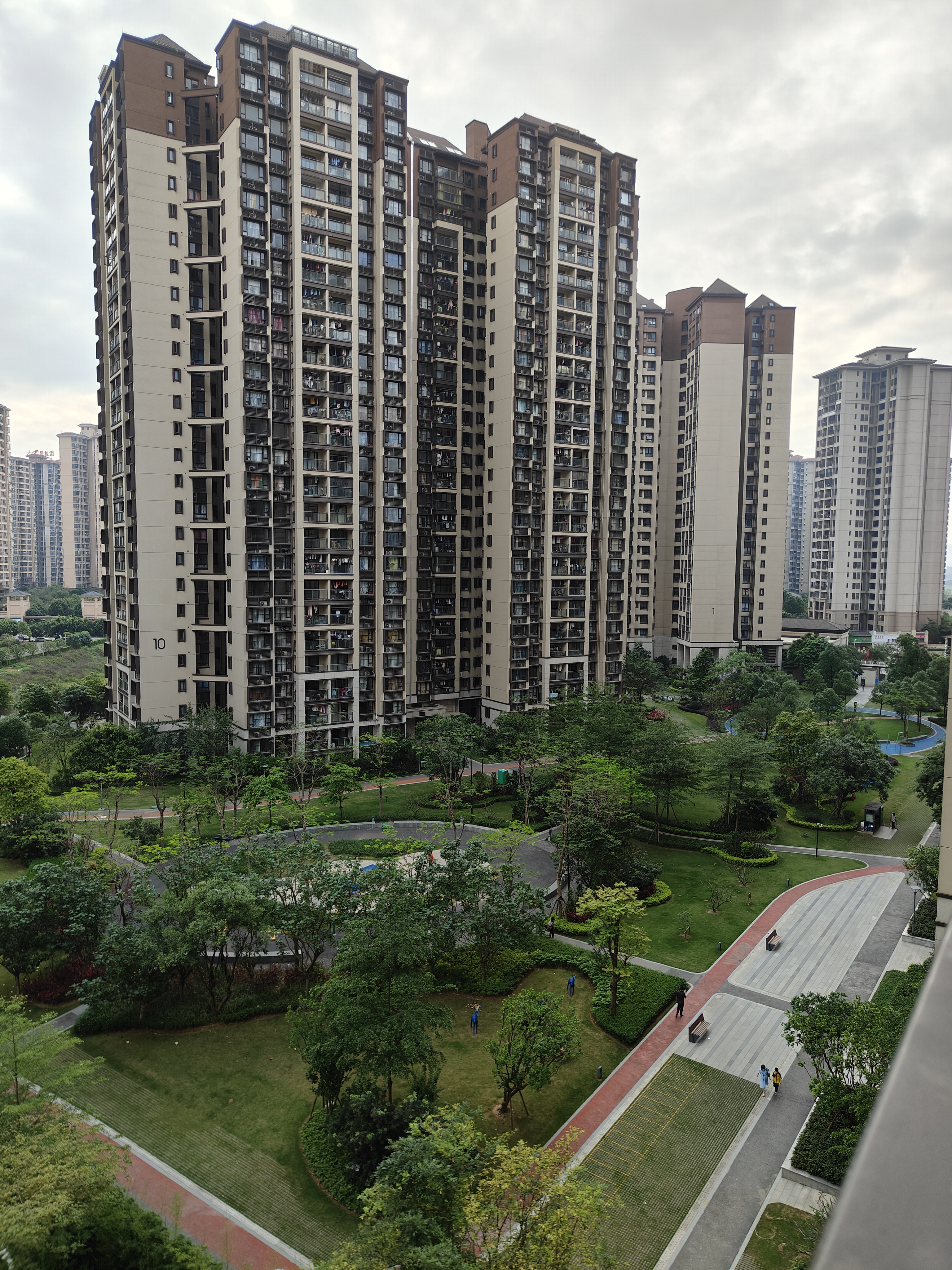 逗你玩呢# 公交人很挤,我不小心晃了一下,座上的小哥刚想扶我一把