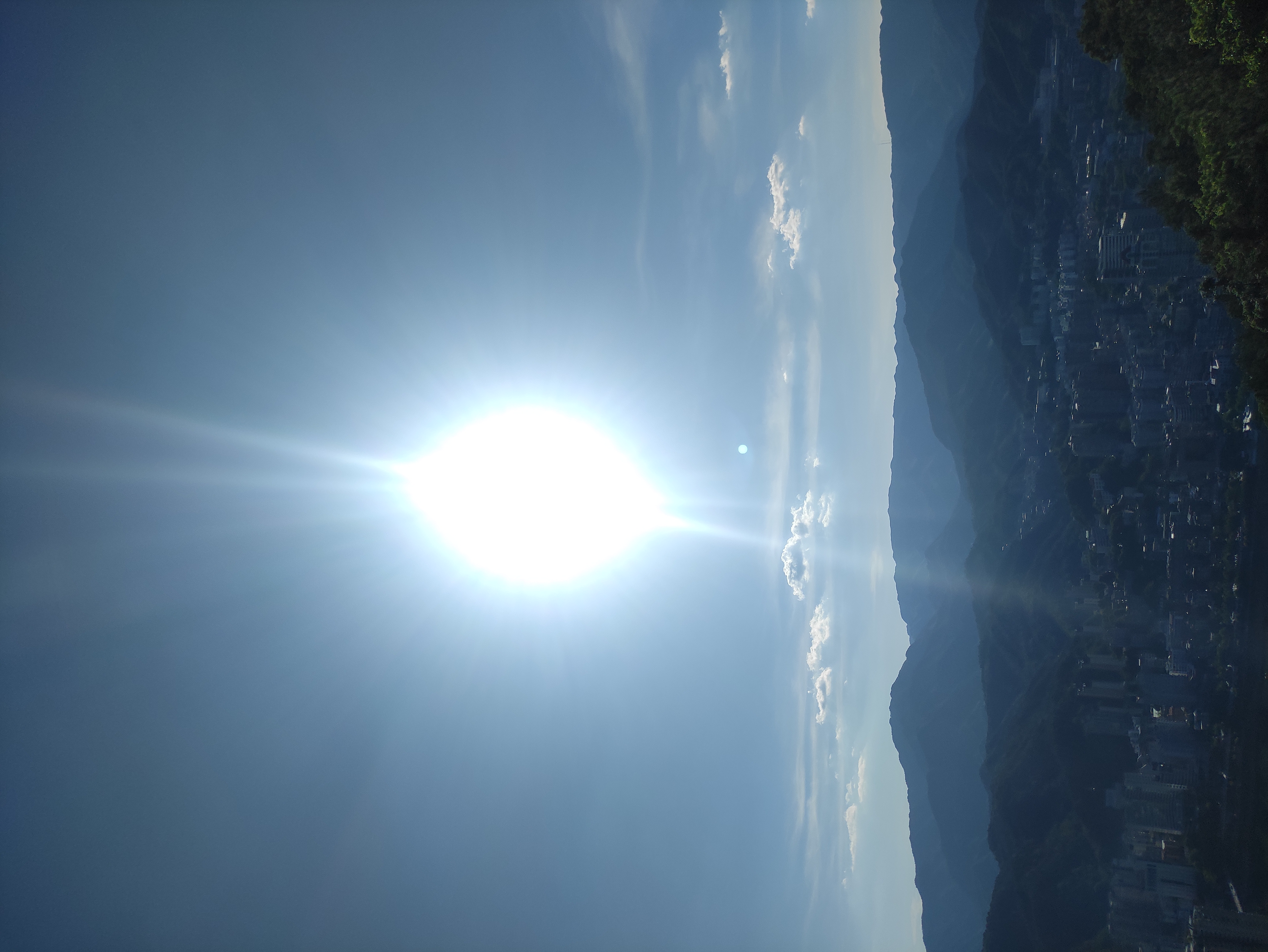 地球从今云扰扰,兵戈到处闹垓垓. 虎啸时风生谷口,猿啼时月坠山腰.