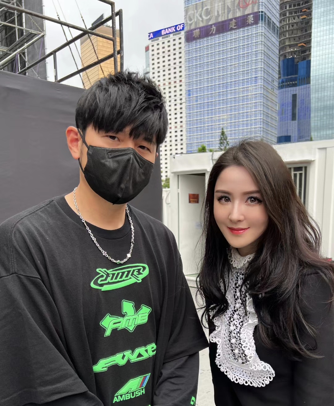 跟周杰伦合影的明星和粉丝们.