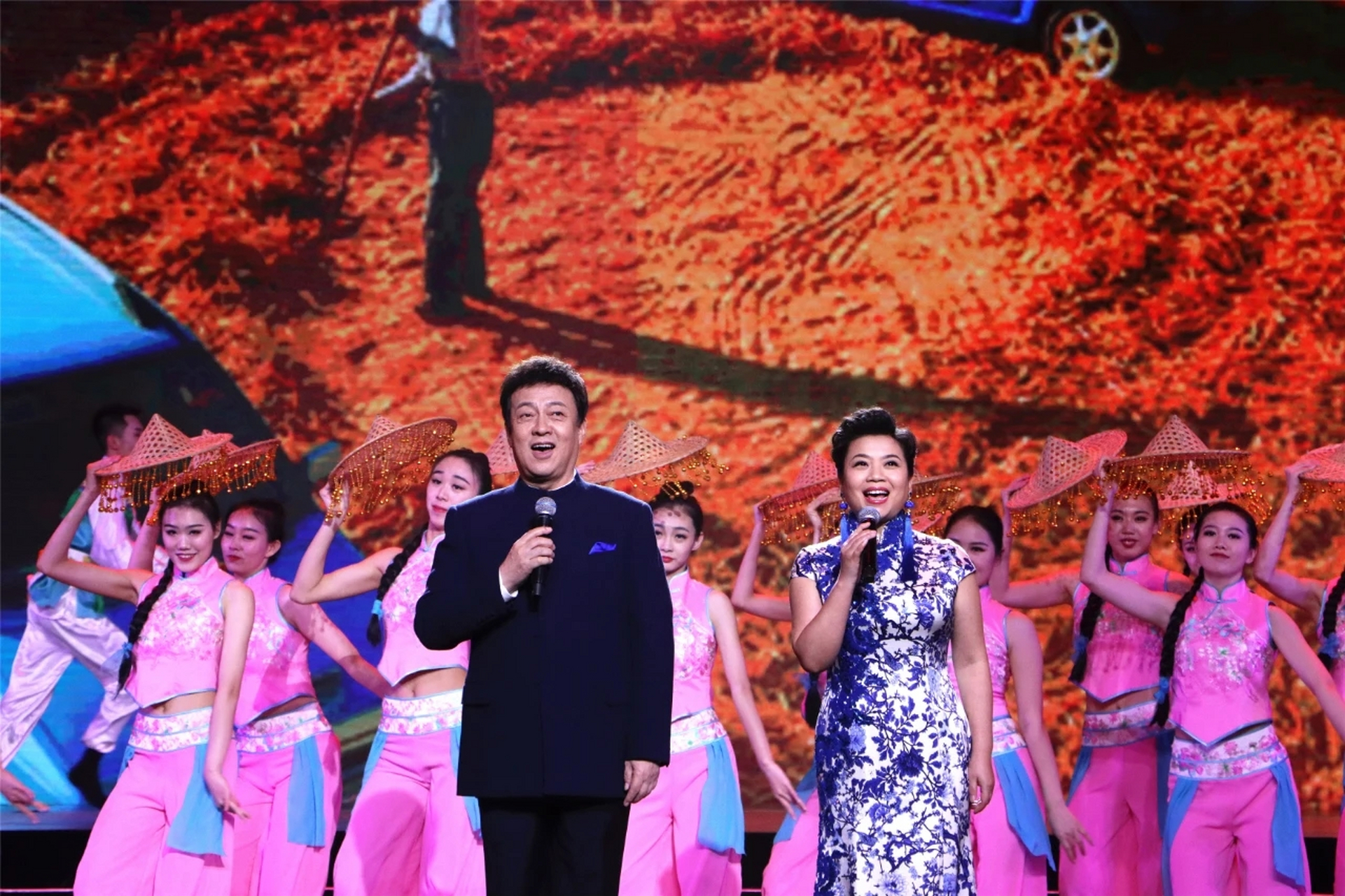 中国文联"百花迎春"春晚,张也 吕继宏 演唱歌曲《丰收中国年》.