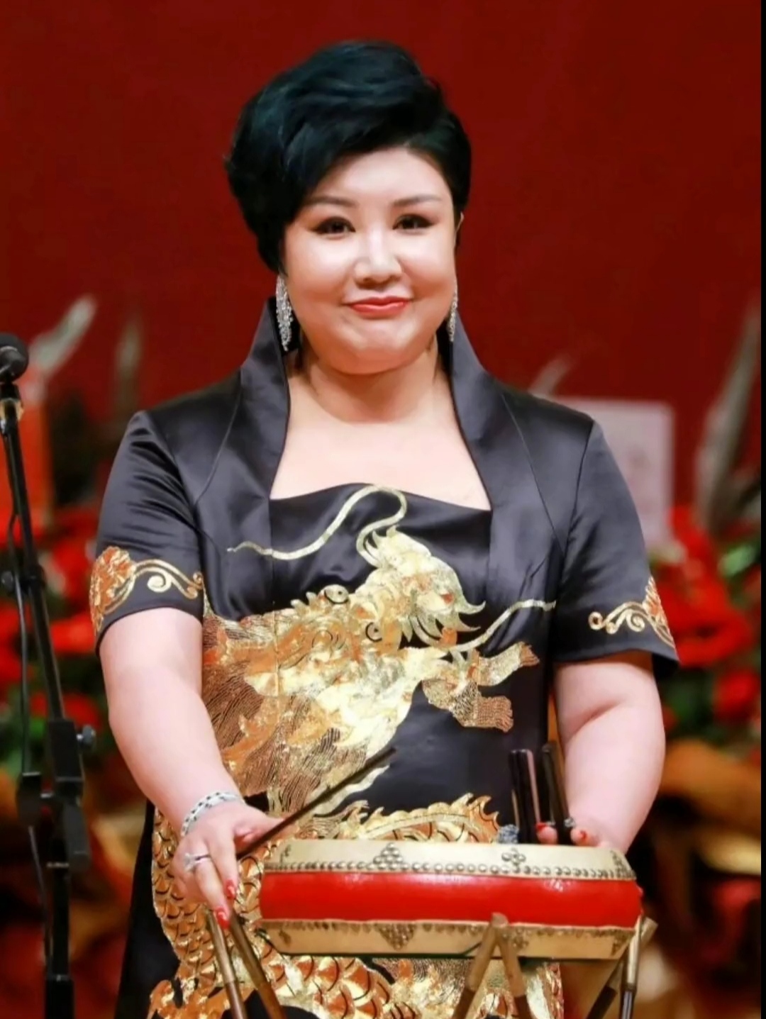 德云社鼓曲社开社演出,郭德纲老婆王惠霸气出场表演,一身黑色旗袍上绣