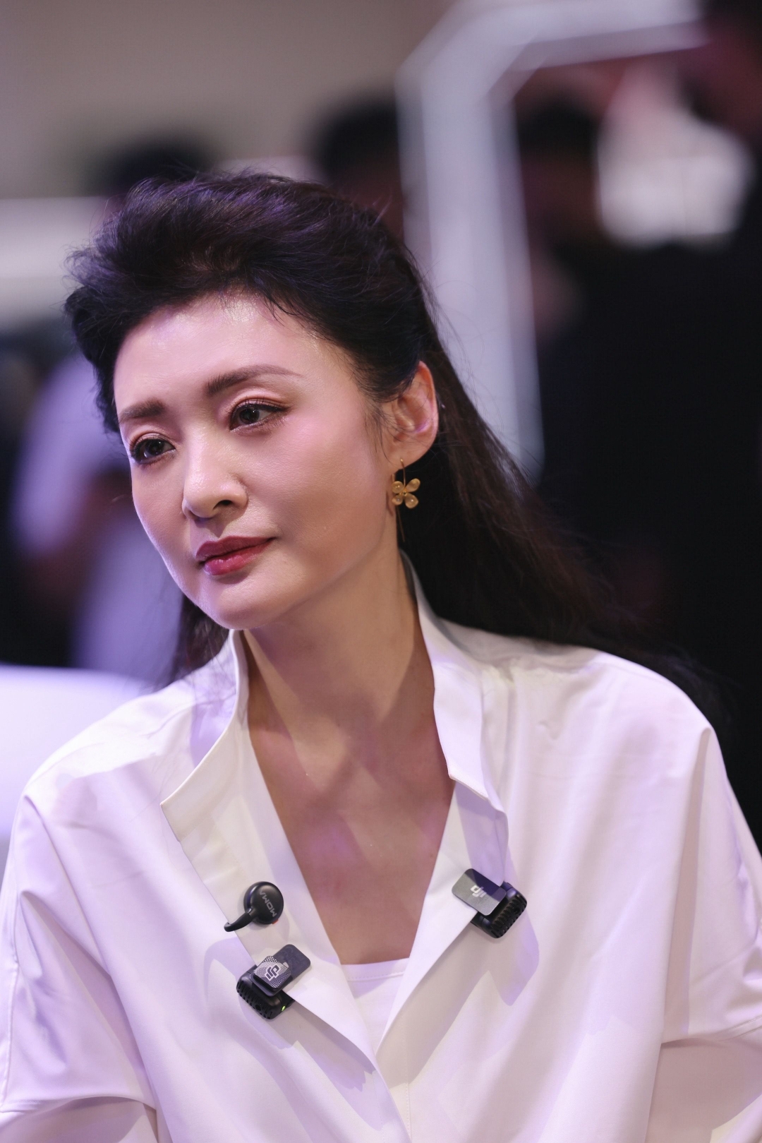 57岁著名主持人周涛一身白衣穿搭惊艳亮相车展活动,状态好极了,骨相