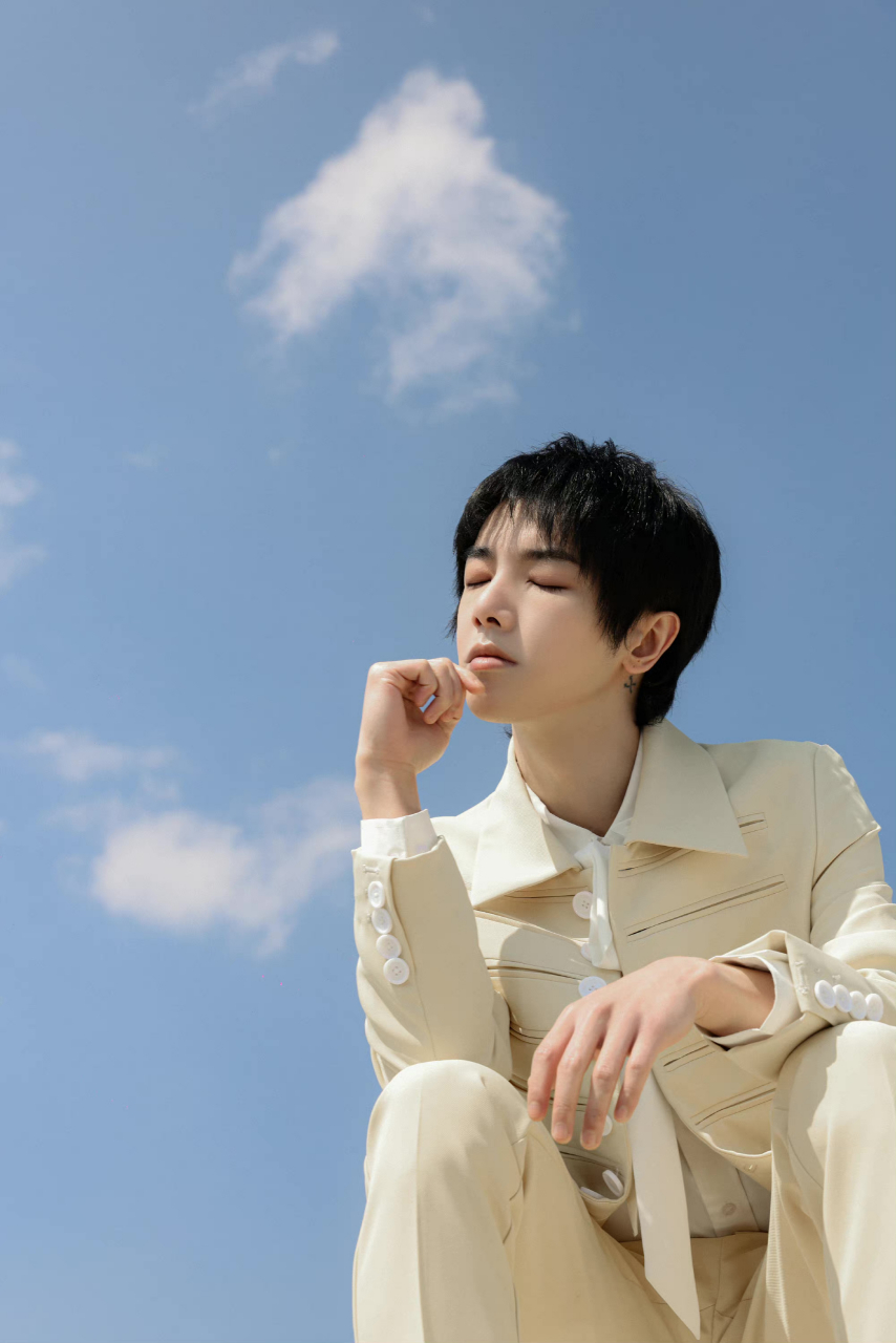 华晨宇是中国内地知名歌手,凭借独特嗓音和创作才华屡获殊荣