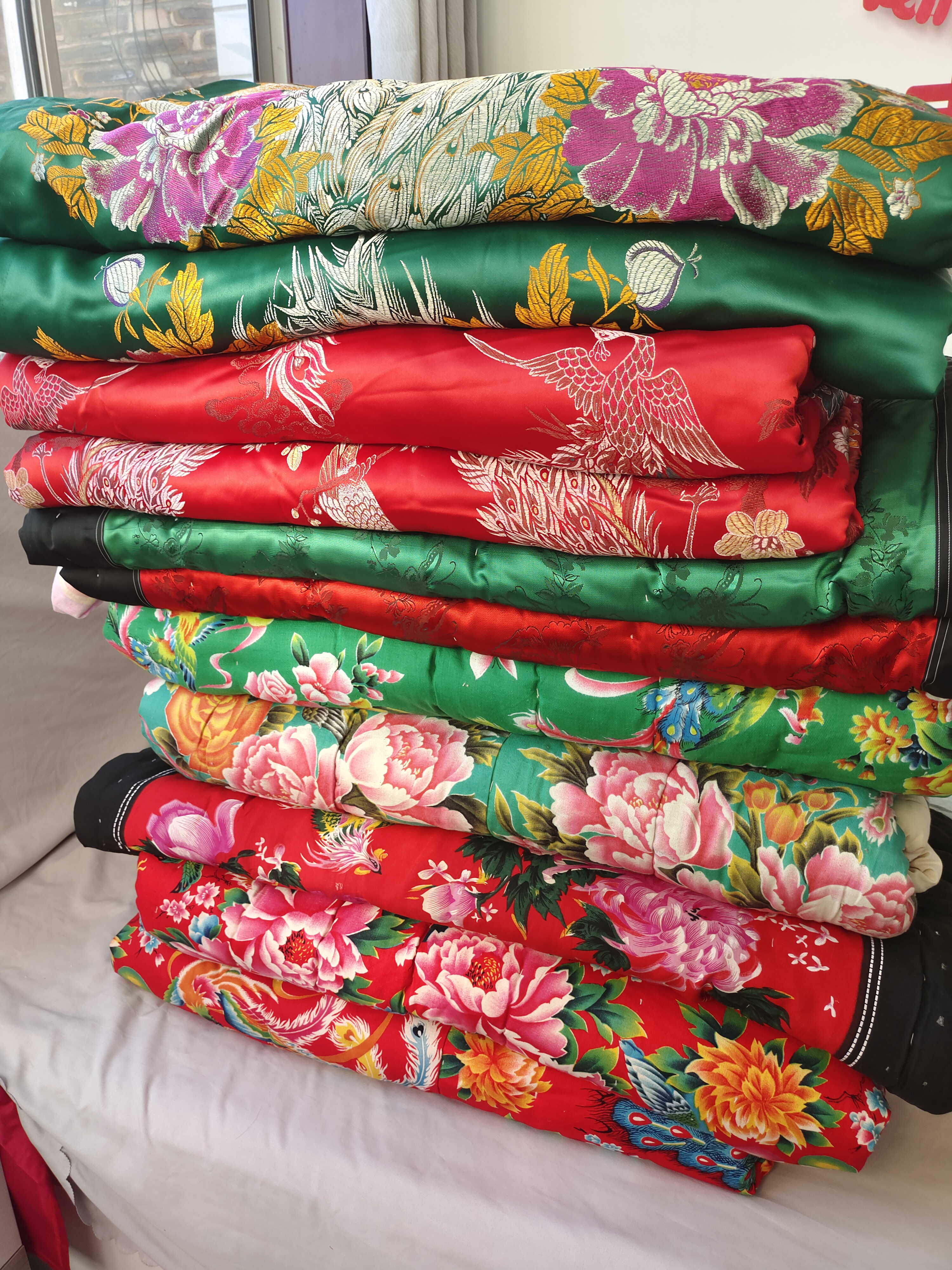 这是三十年前结婚时做的被褥,这几套一直没用过,后来也陆续添了新的