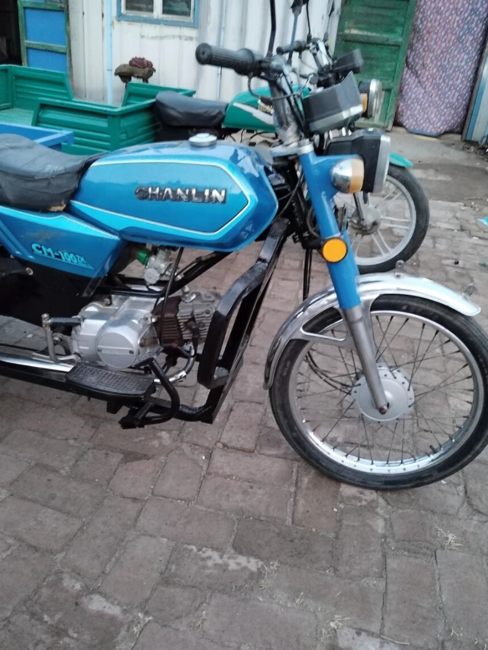 今天偶遇一辆老式摩托三轮,仿佛穿越回了童年时光.