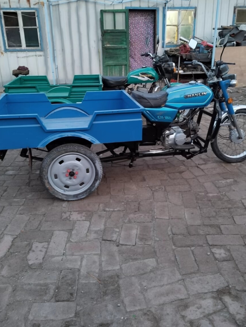 今天偶遇一辆老式摩托三轮,仿佛穿越回了童年时光.