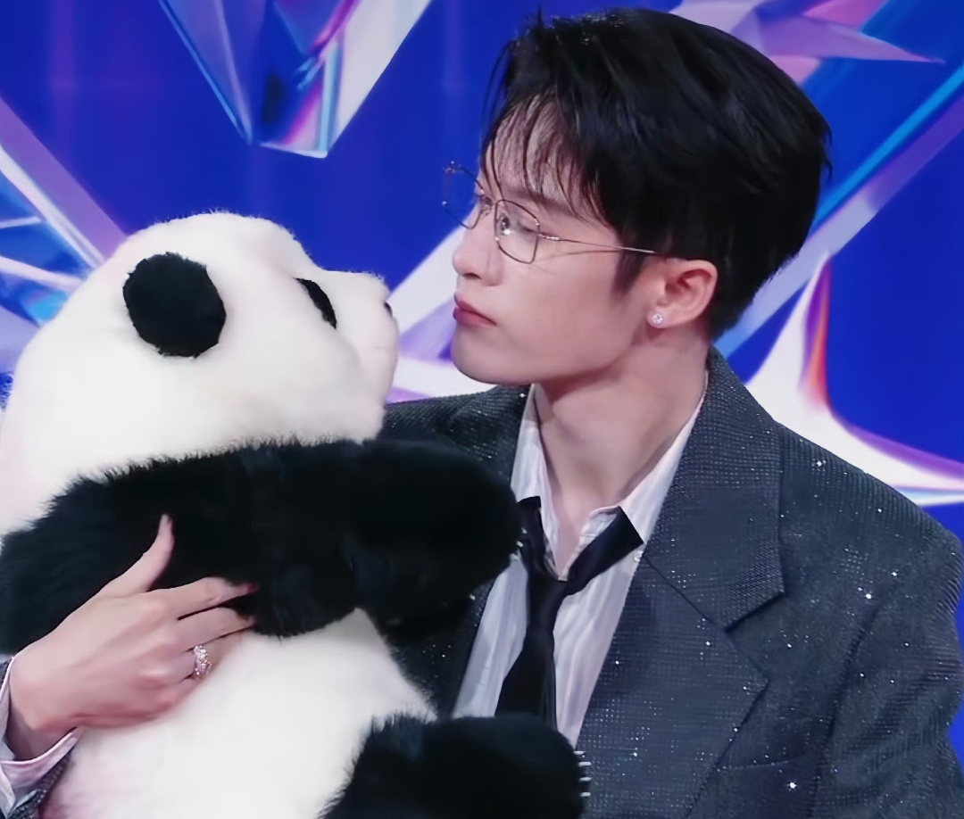 檀健次抱着花花玩偶九连拍#软萌花花搭配帅气多多,这种反差组合简直戳