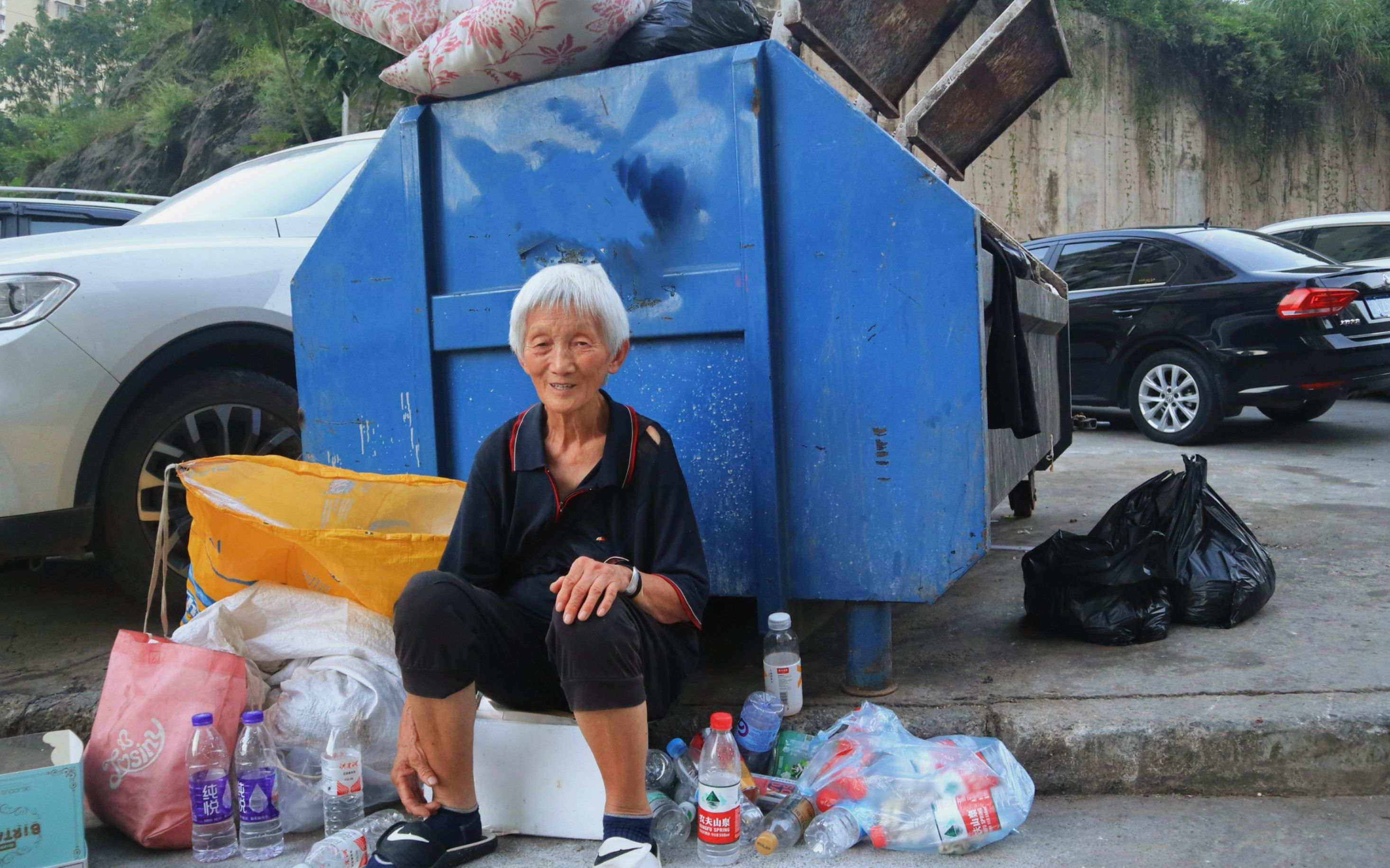 北京小区捡破烂的大妈月入过万,你能想象吗?