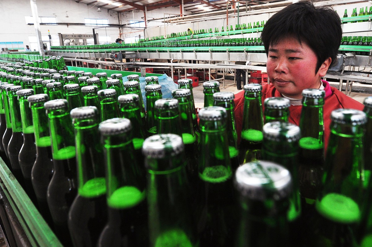 近日,一段青岛啤酒三厂工人在原料仓小便的视频在网络上疯传,引发了