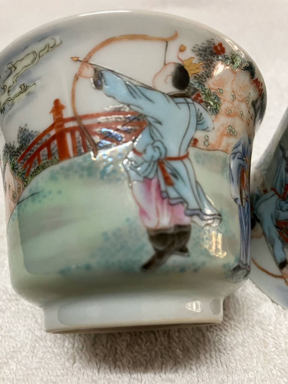 清代雍正粉彩人物马蹄杯
