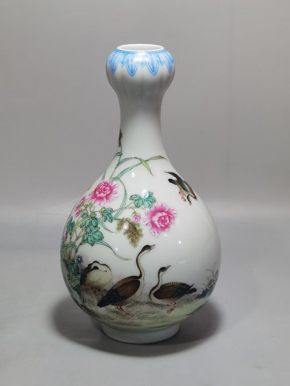 清代乾隆珐琅彩花鸟蒜头瓶