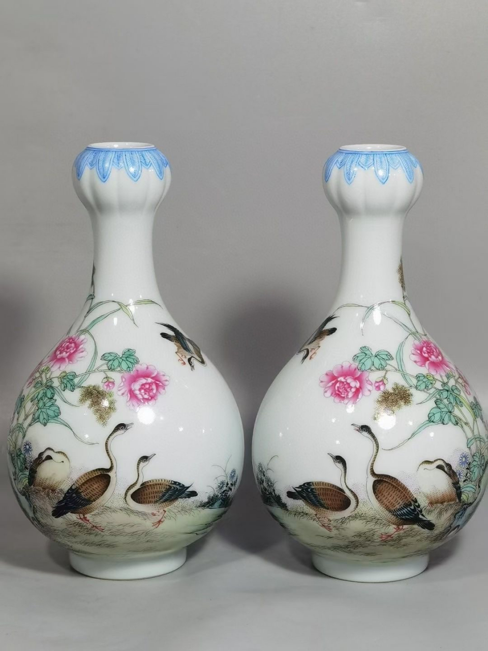 清代乾隆珐琅彩花鸟蒜头瓶