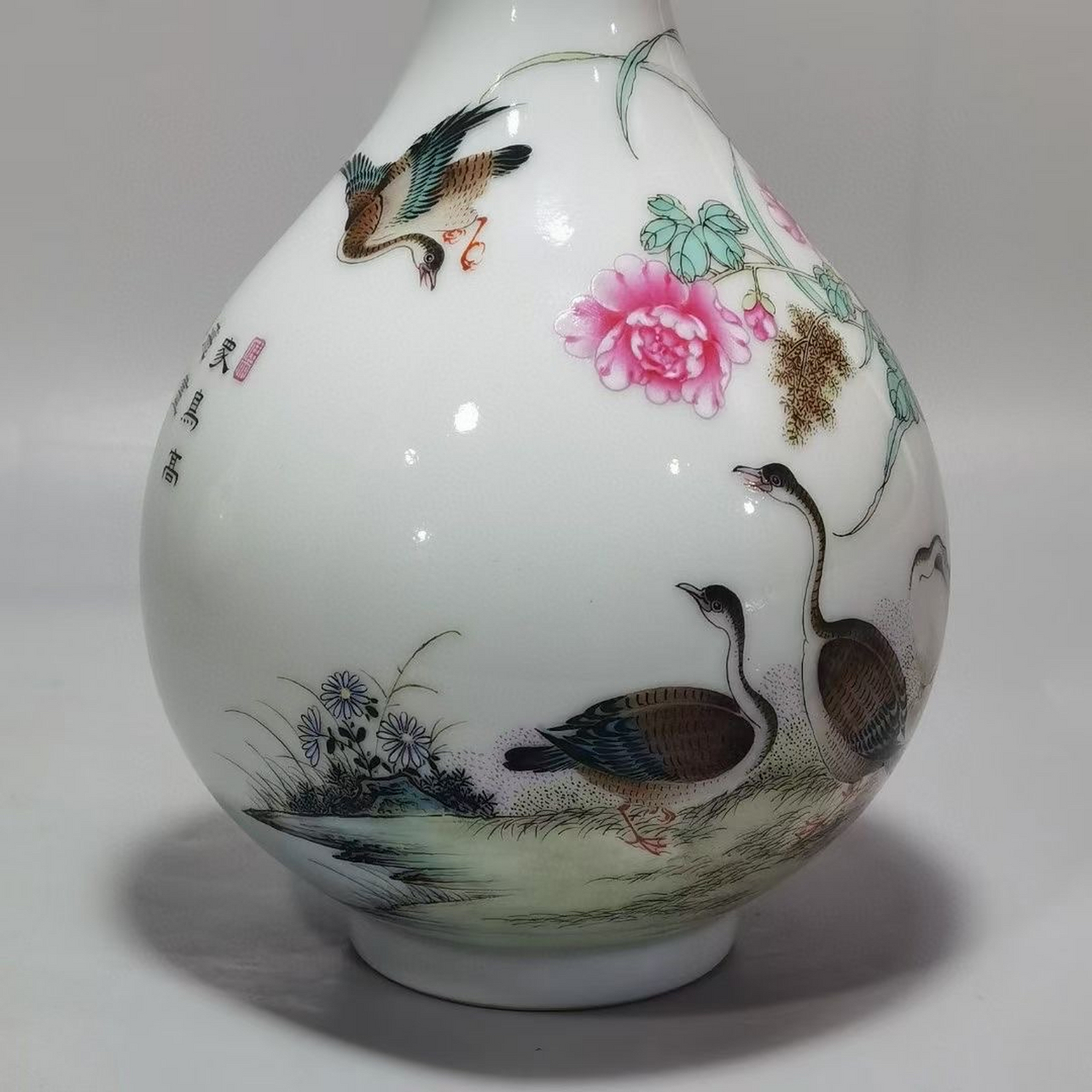 清代乾隆珐琅彩花鸟蒜头瓶