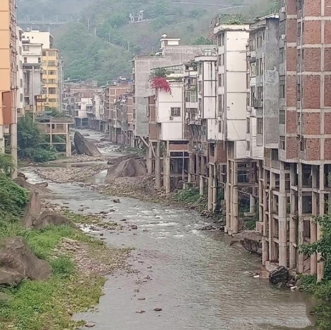 整过村庄就建在这条河的两边,已经有百年的历史了,老的房子已经基本上
