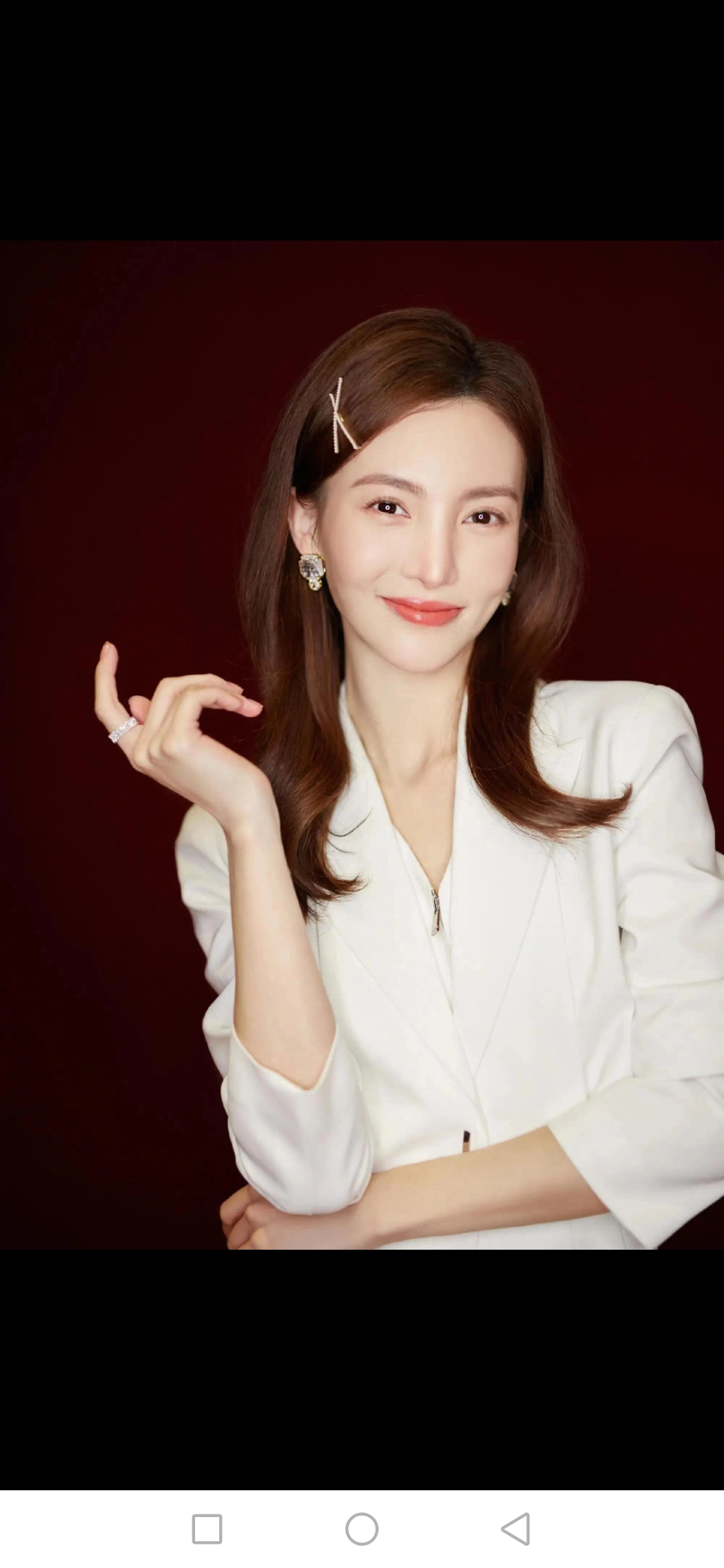 金晨优雅气质,笑容甜美,简单就是美