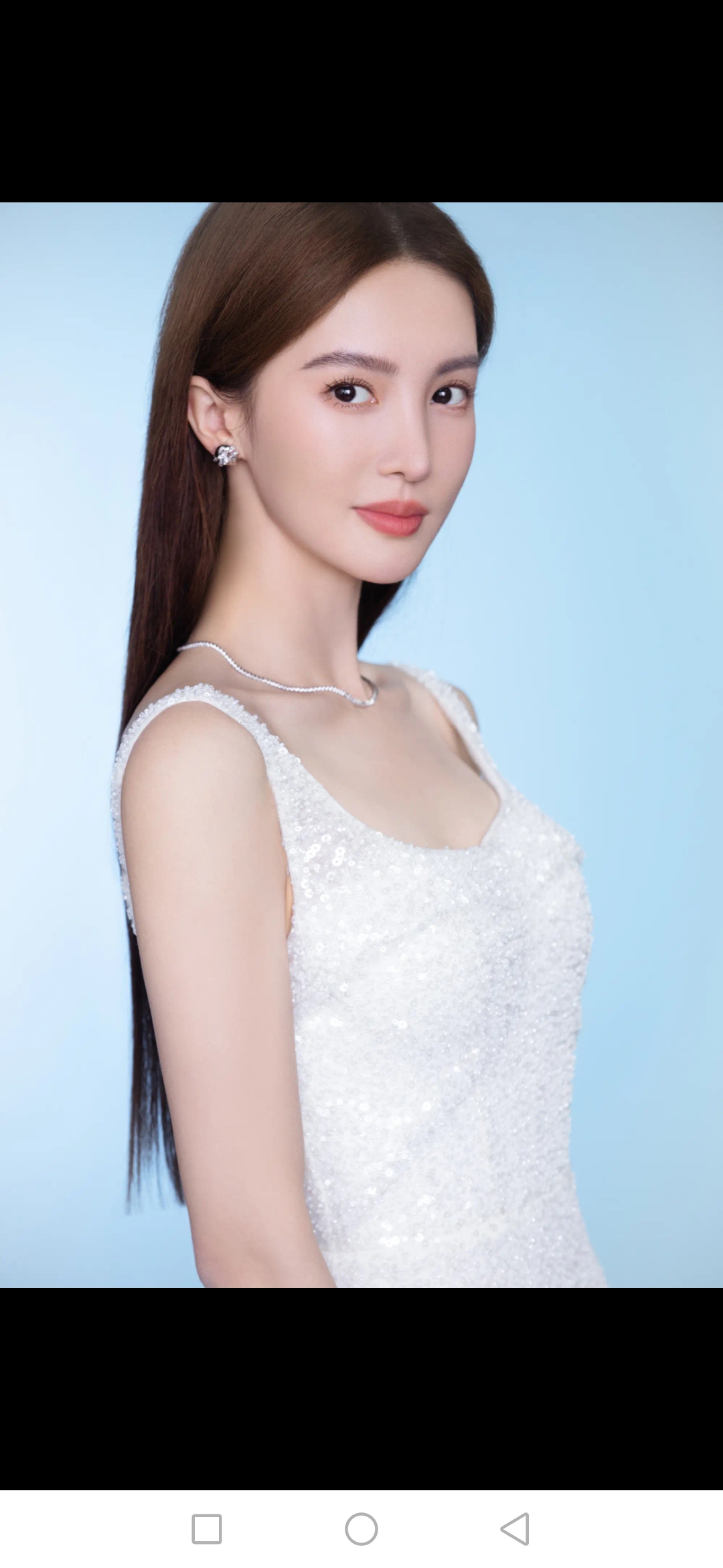 金晨优雅气质,笑容甜美,简单就是美