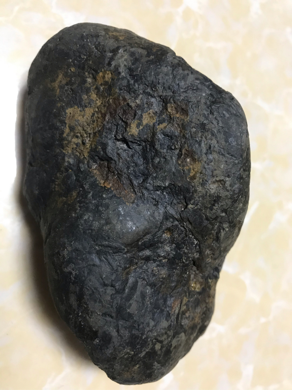 稀有金属陨石,弱磁,裂口布满细密的银白色金属颗粒.发现于广西罗城.