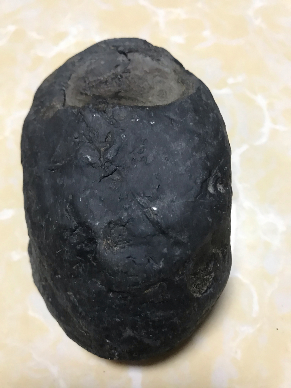 稀有金属陨石,弱磁,裂口布满细密的银白色金属颗粒.发现于广西罗城.