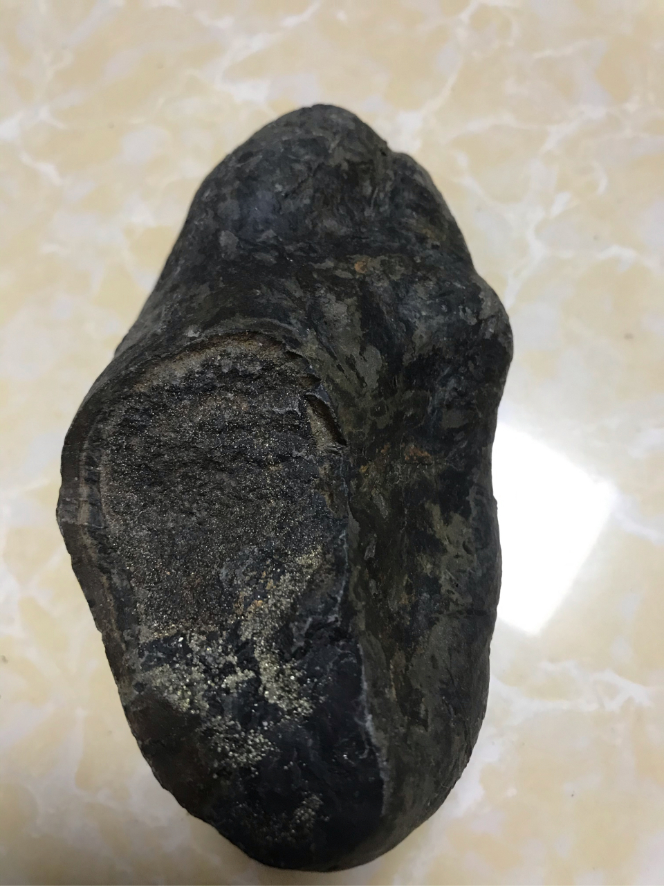 稀有金属陨石,弱磁,裂口布满细密的银白色金属颗粒.发现于广西罗城.