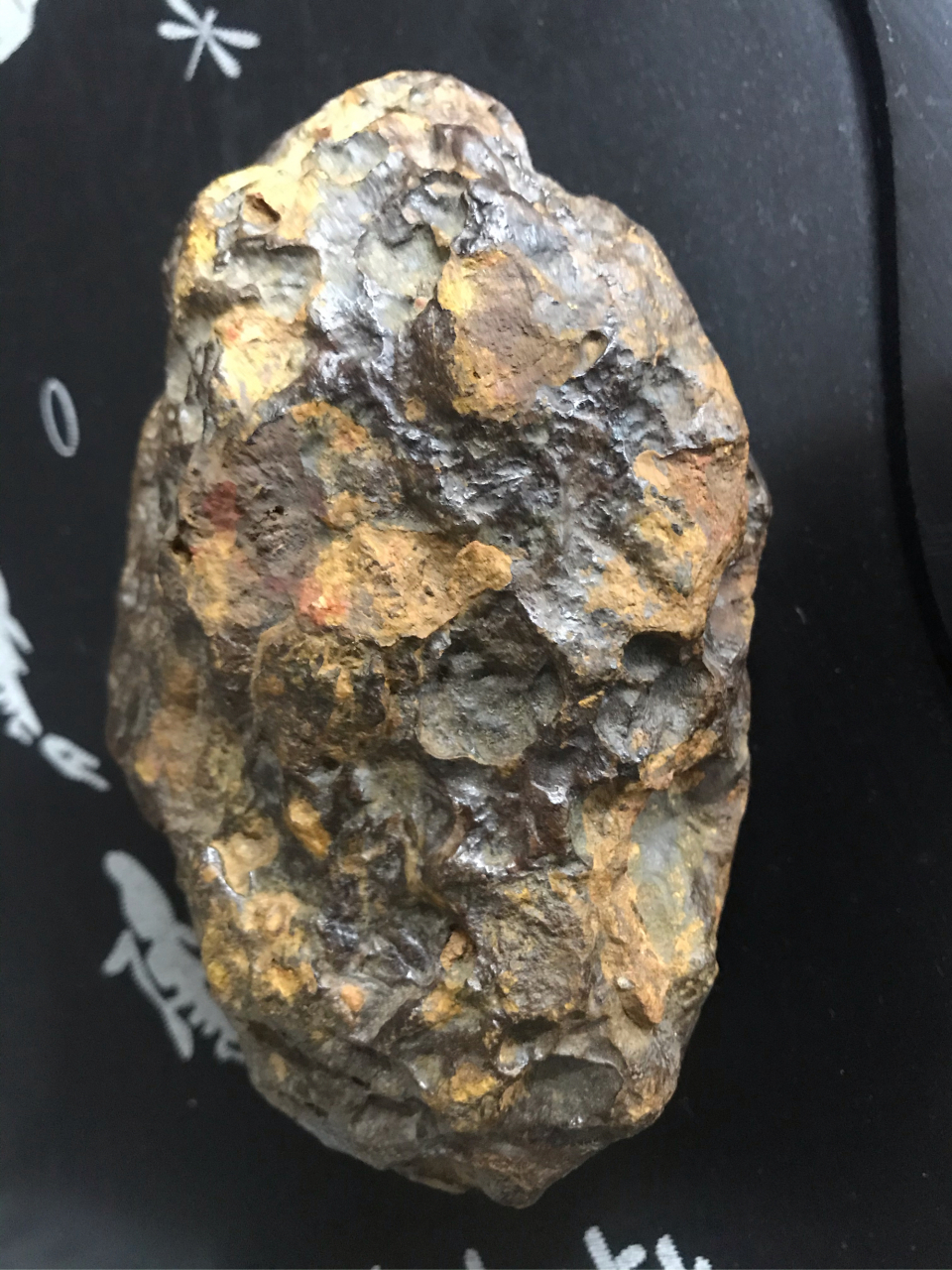 珍稀陨石,800克,沉重坚硬,无磁,熔壳气印明显,发现于广西防城港