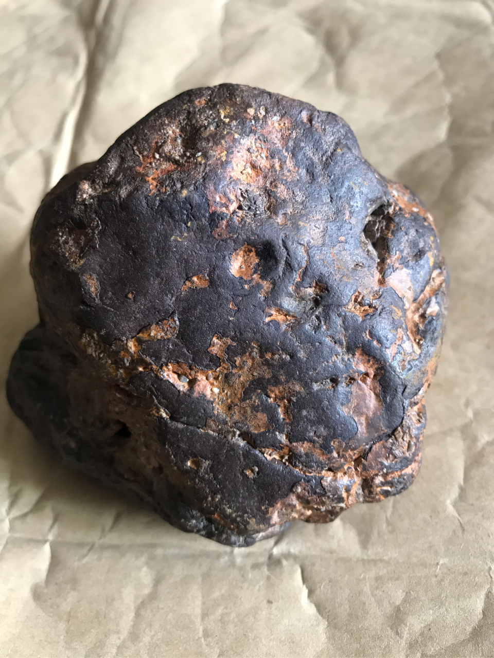 稀有金属陨石,沉重,弱磁.
