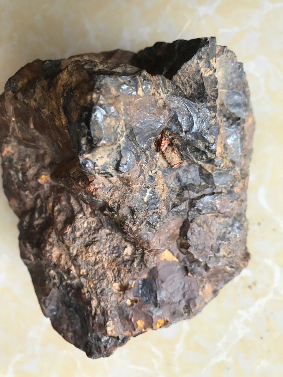 稀有金属陨石,3斤,弱磁,有金属光泽.