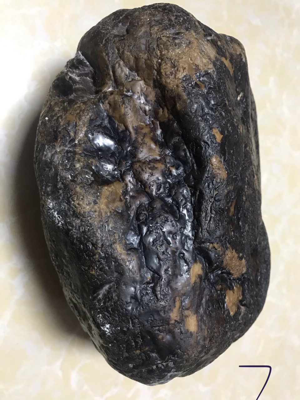 熔壳鲜亮的碳质陨石,7斤,弱磁,发现于广西灵山.