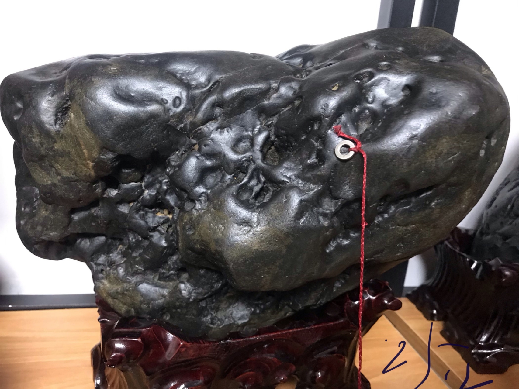 极品石墨陨石,25斤,局部中磁,特征经典,超级沉重.发现地:广西钟山.