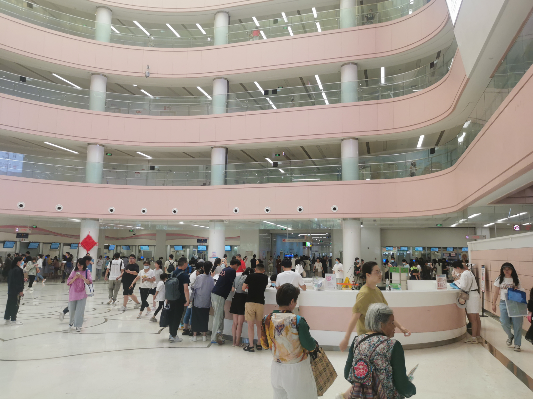 这是工作日星期五的四川大学华西医院(锦江院区),人流如织,业务繁忙