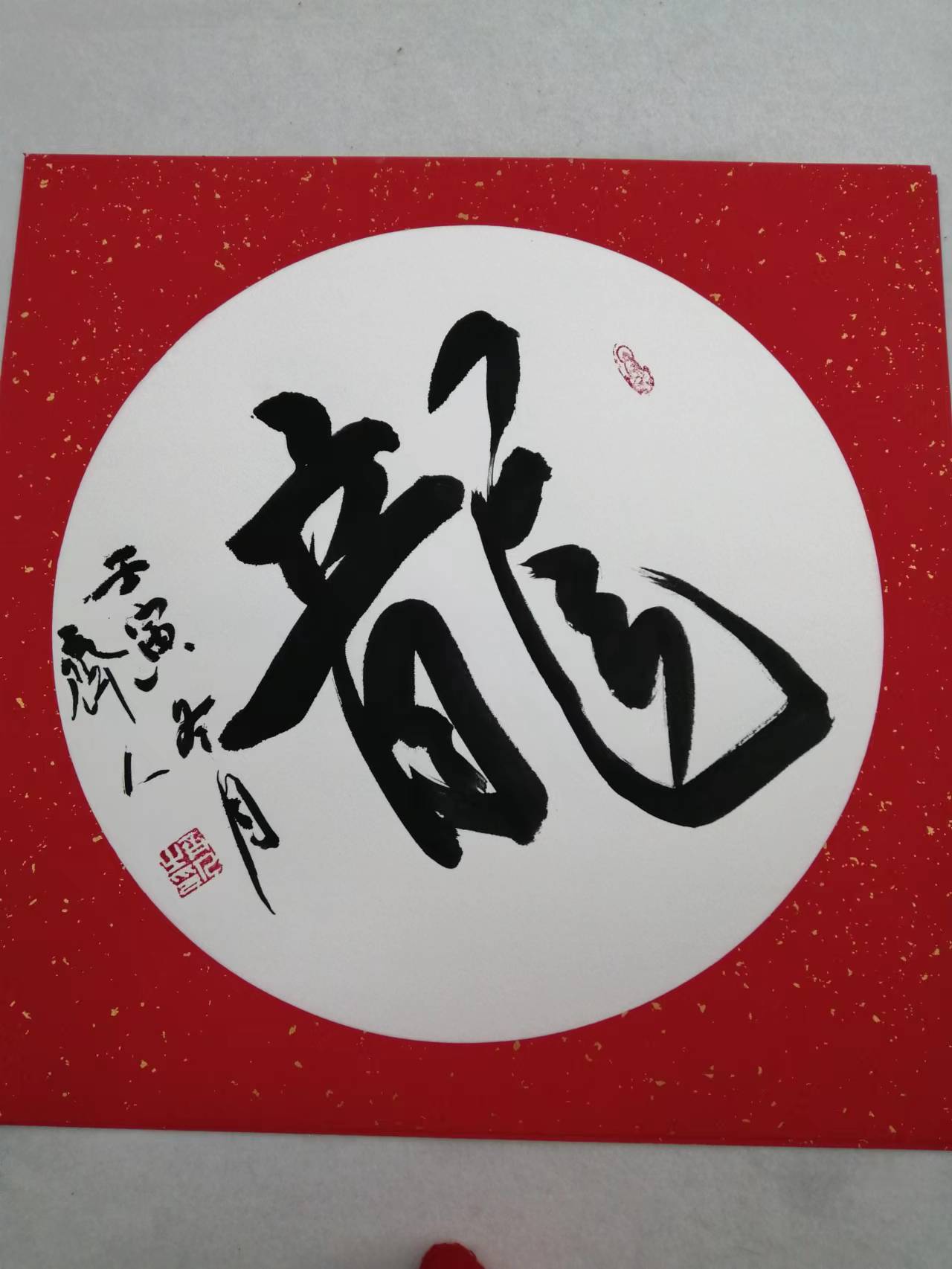 这幅画描绘了公园里一群人在树下悠闲地坐着,享受着宁静的氛围