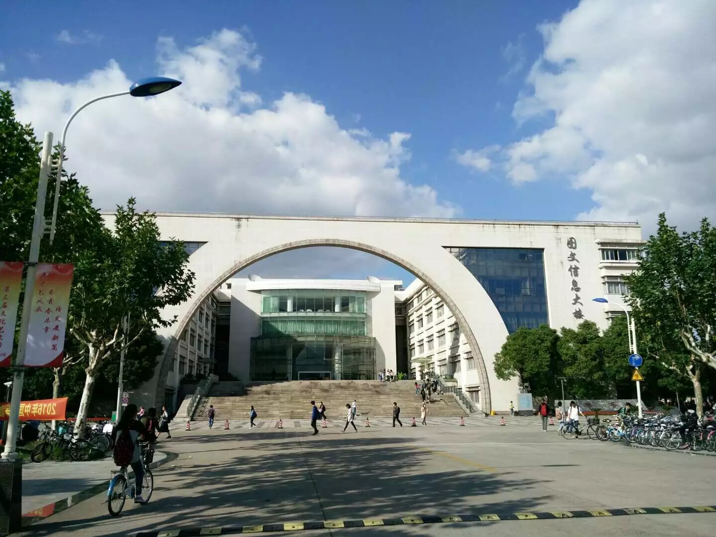 "回到梦开始的地方,上海对外贸易大学的校门,依旧是那个熟悉的景象