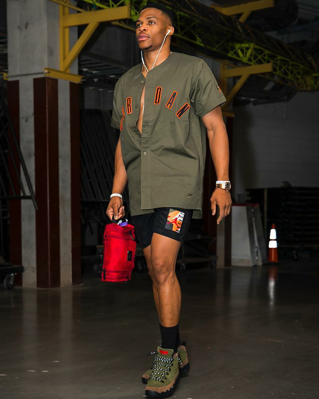 潮流尚新季#威斯布鲁克 的时装穿搭风格比较独特,他敢于尝试不同的