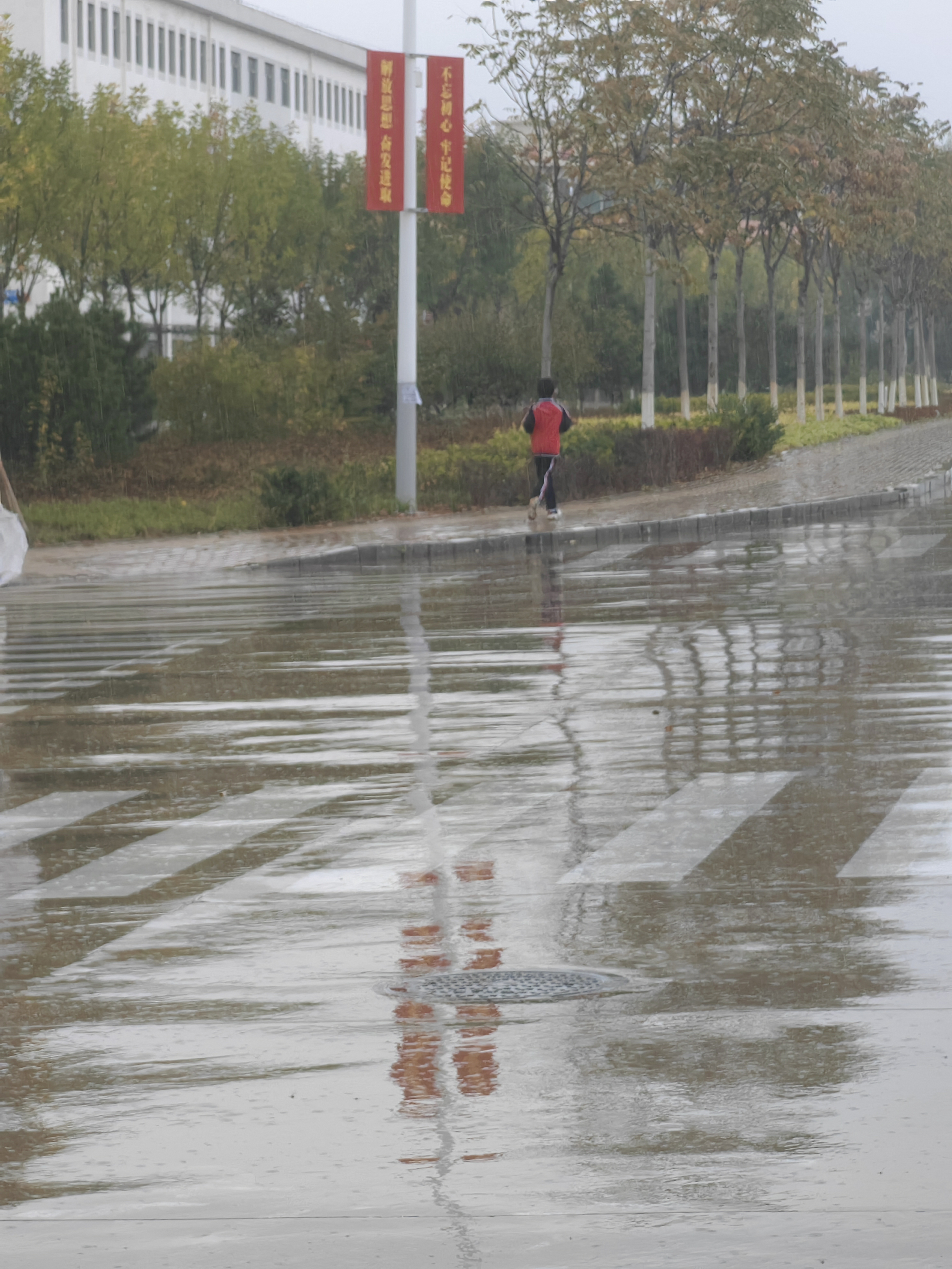 没有伞雨中奔跑图片图片