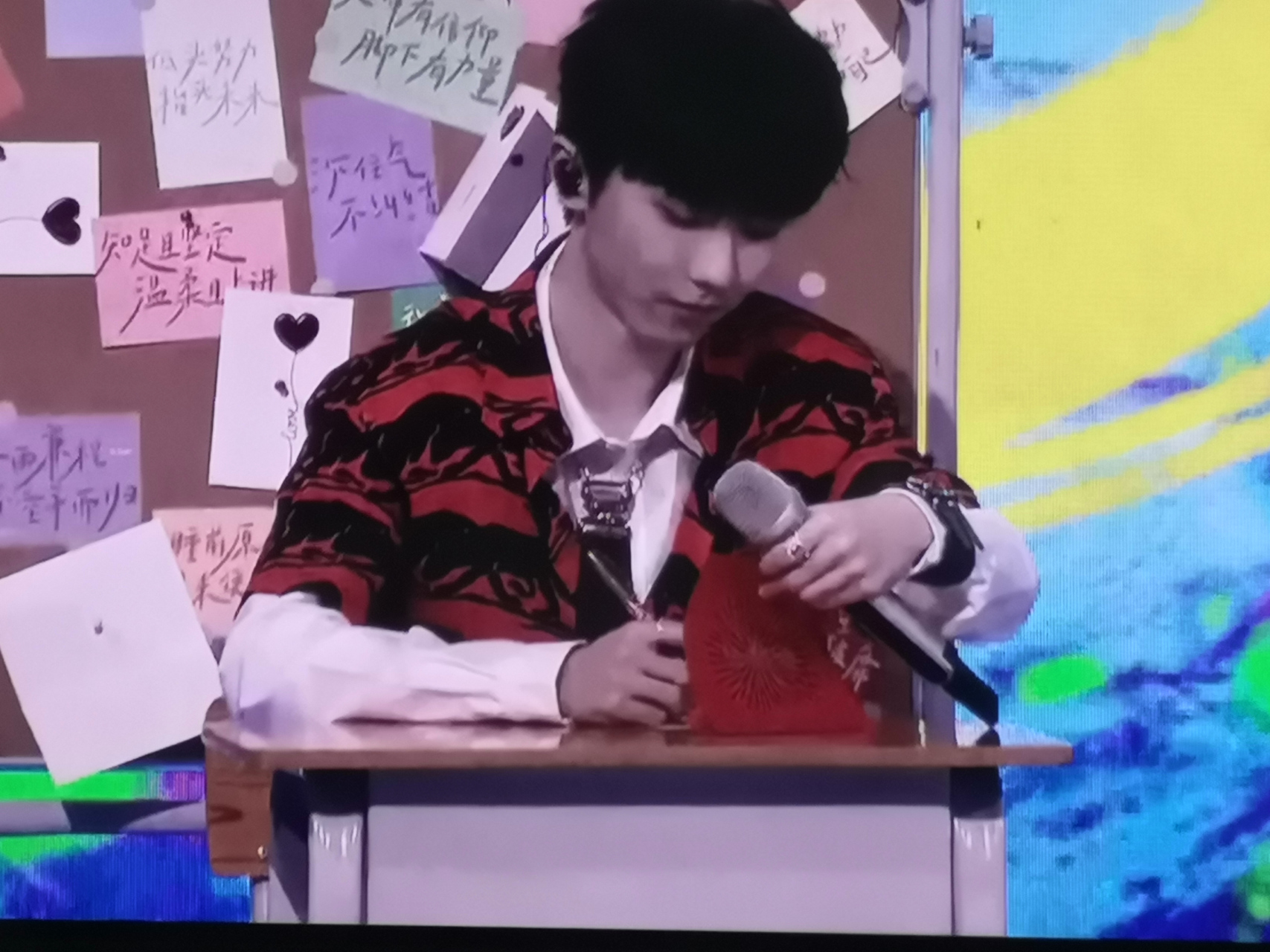 还在认真写字的马嘉祺!