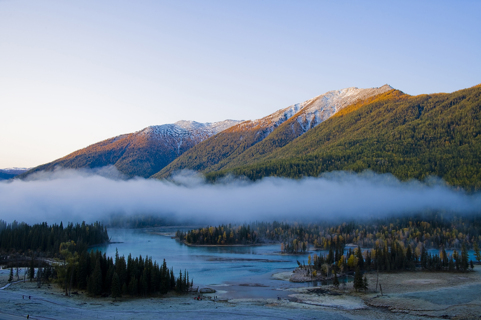 喀纳斯景区位于新疆阿勒泰地区布尔津县北部,距离阿勒泰市西北200多