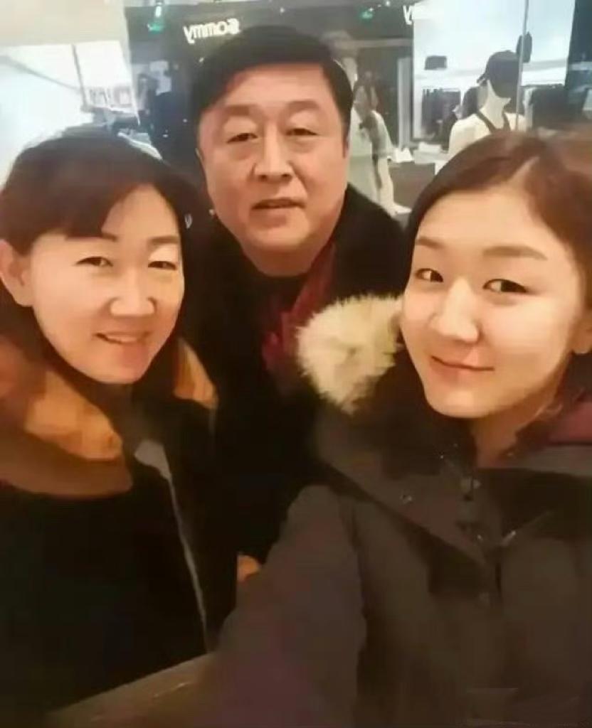 陈梦,家族基因强大,面容宛若复刻,她的神韵,是更多继承了父亲的坚毅