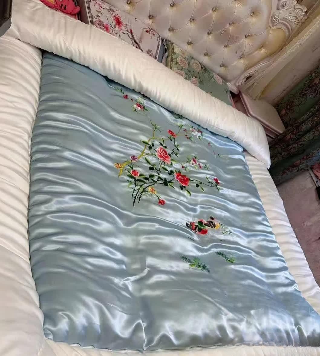 这是以前结婚用的缎面的被子,有被里有背面,都是新娘子的妈妈亲自缝制
